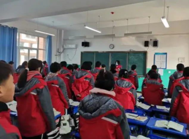 在奔跑和跃动中让每一个课间都成为积储生长能量的加油站 在奔跑和跃动中让每一个课间都成为积储生长能量的加油站