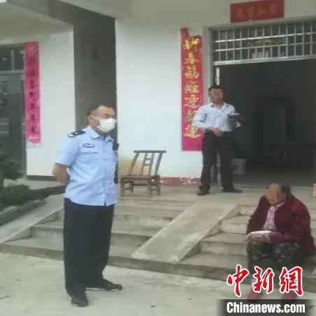 民警潘友富走访排查寻亲线索。京山市公安局供图 兄妹失散三十年 湖北京山警方助其团聚