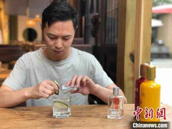 何泽懿在白酒加入柠檬汁。受访者供图 汶川羌族小伙返乡创业记:经历过从无到有的人,更容易站起来